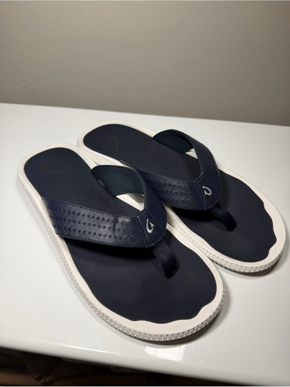 OluKai Men’s Ulele Golf Spikeless Sandals (Size 14) – Trench Blue / White